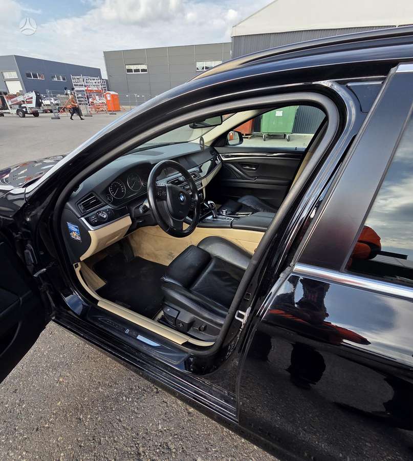 BMW 525 2011 — interior