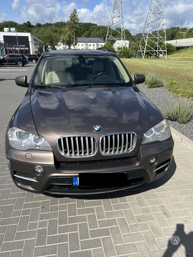 BMW X5 2011 — rear view