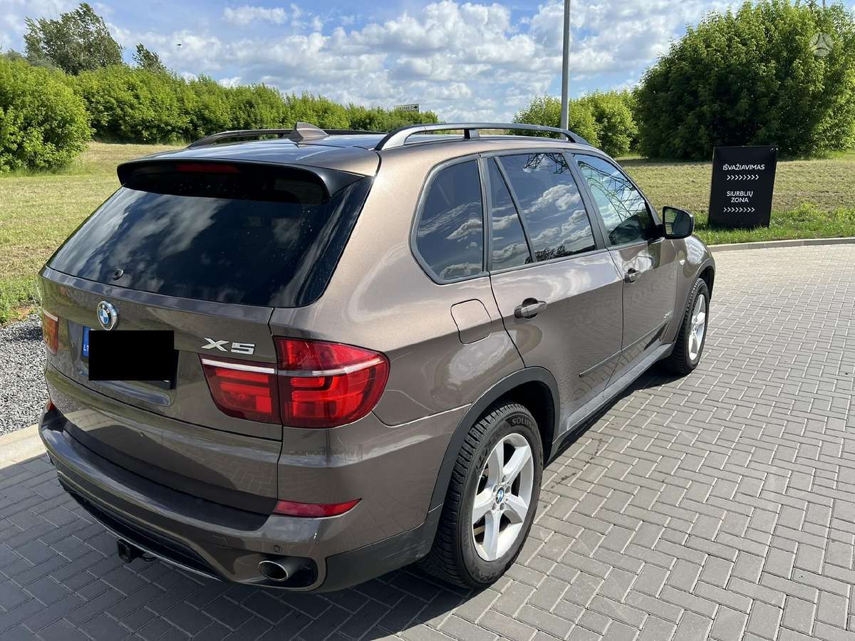 BMW X5 2011 — engine 2993 cm³, 286 HP (210kW)