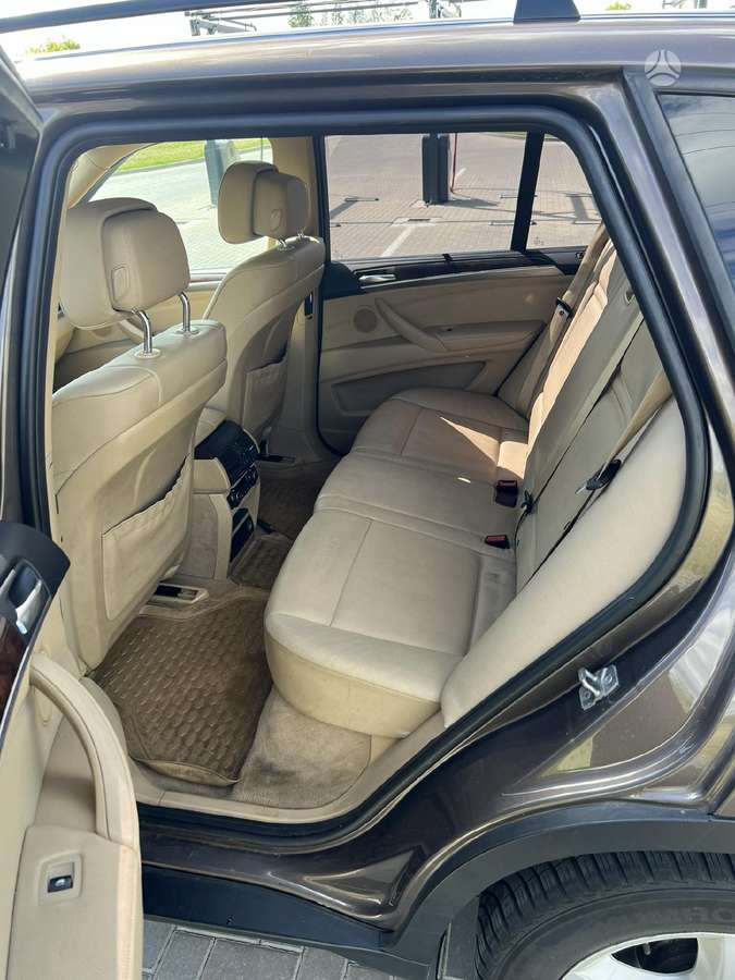 BMW X5 2011 — photo 8