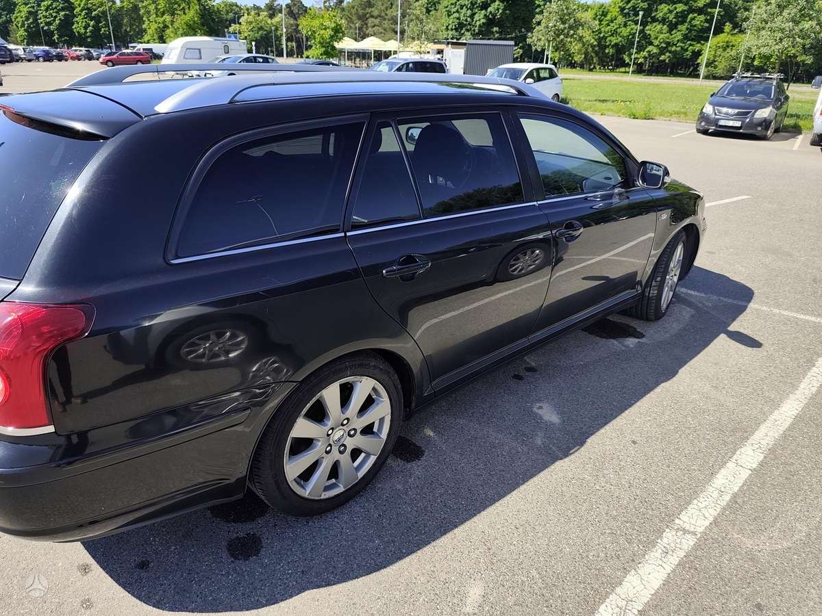 Toyota Avensis 2009 — салон