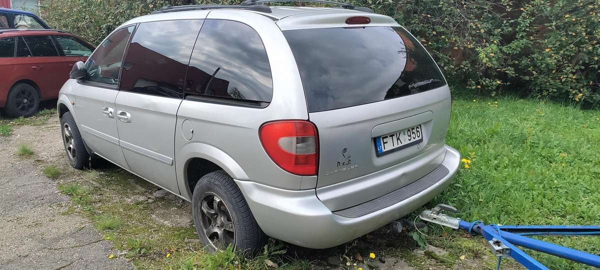 Chrysler Voyager 2004 — engine 2499 cm³, 143 HP (105kW)
