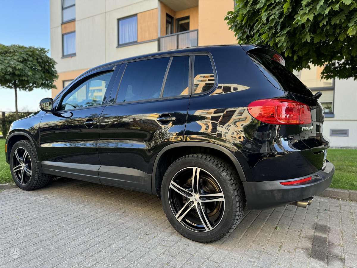 Volkswagen Tiguan 2012 — rear view