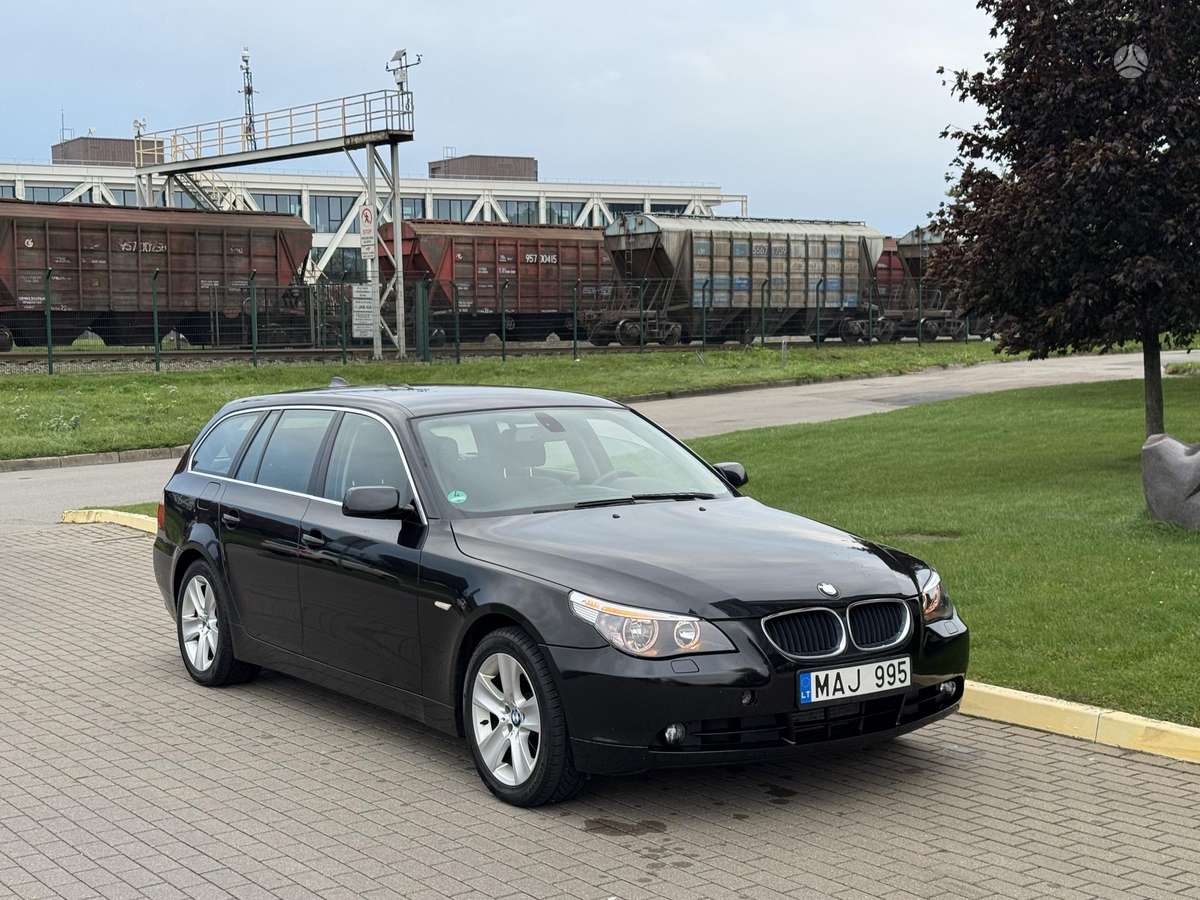 BMW 520 2006 — салон