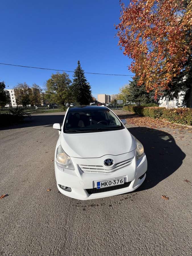 Toyota Verso 2011 — rear view