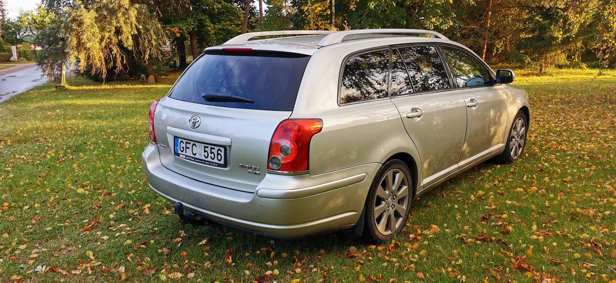 Toyota Avensis 2007 — салон
