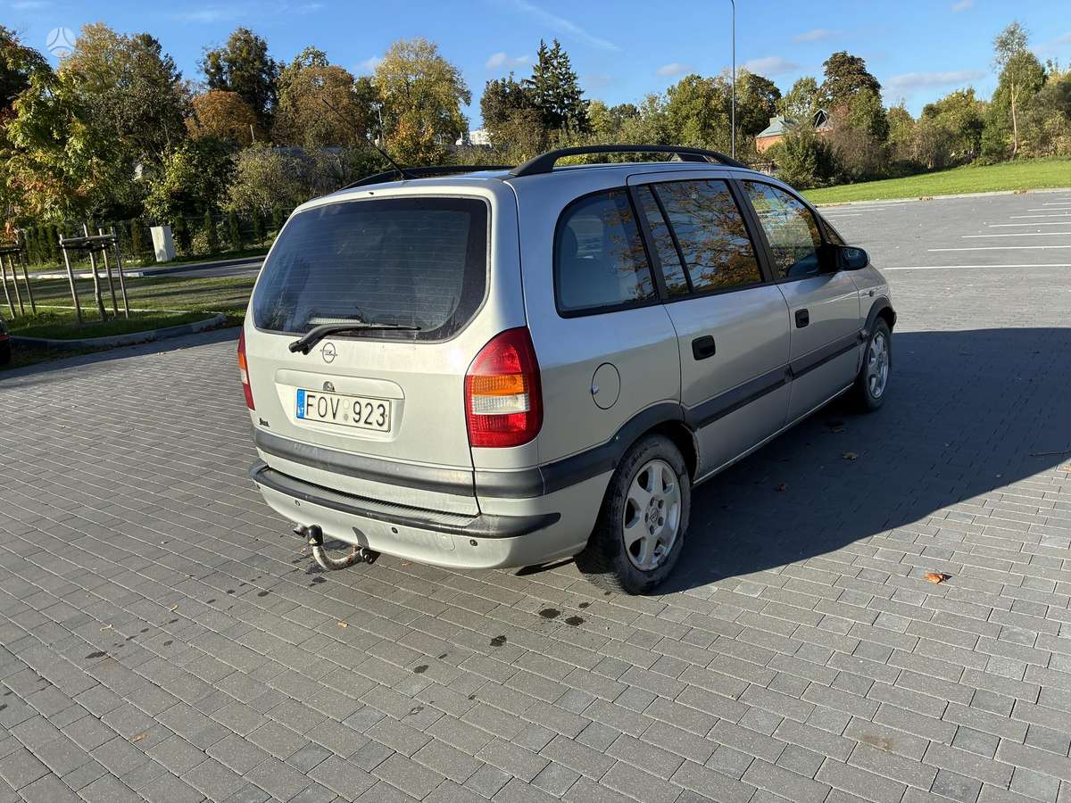 Opel Zafira 2004 — rear view