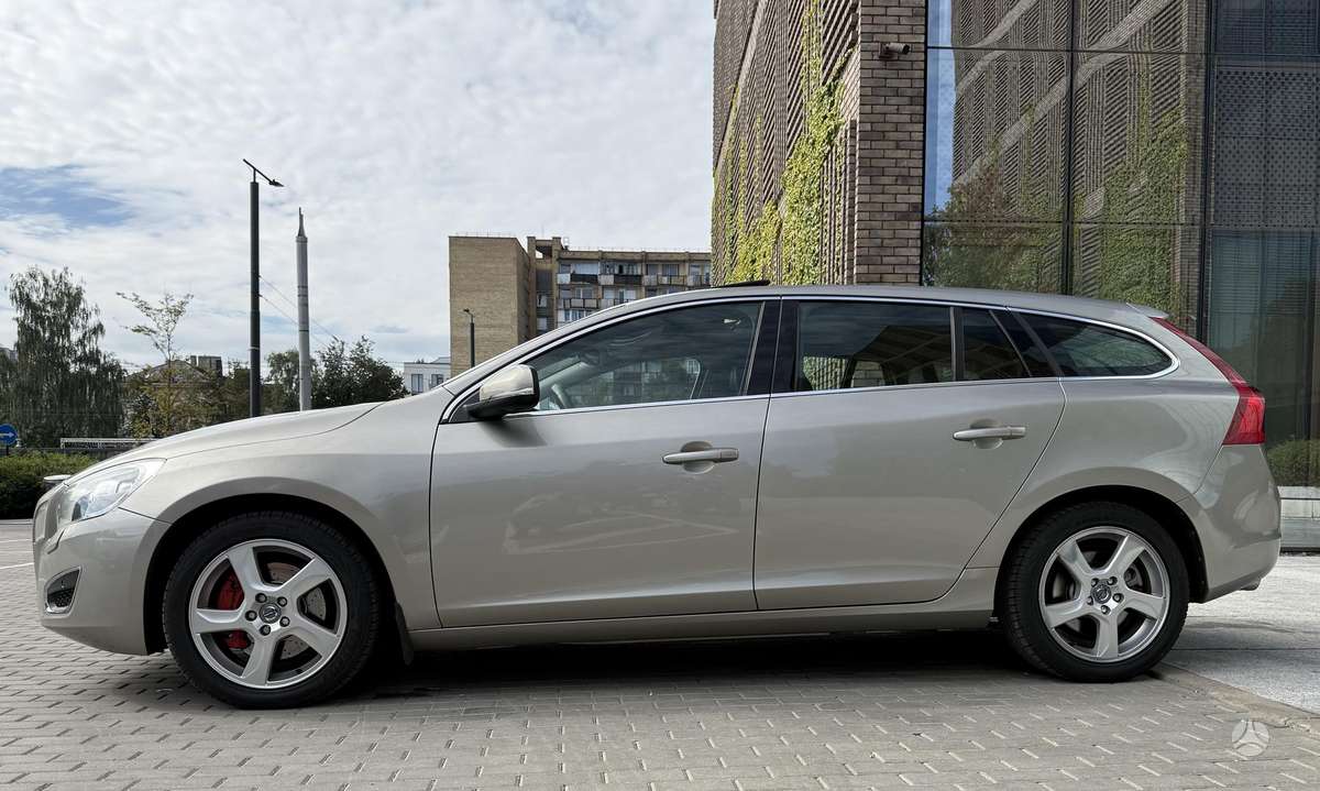 Volvo V60 2011 — photo 14