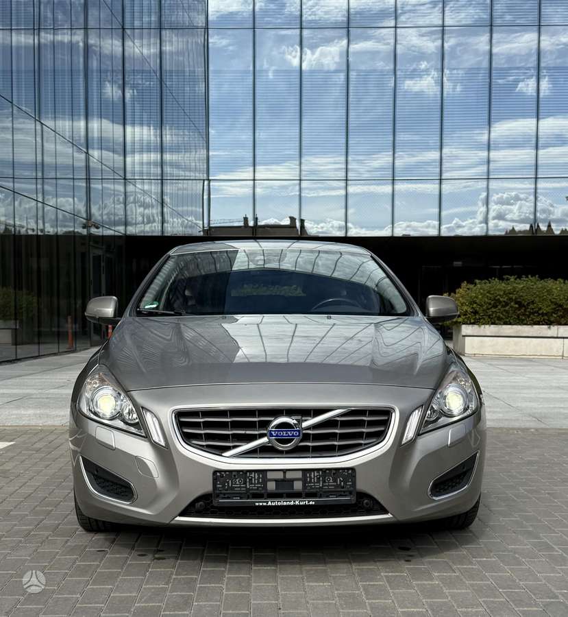 Volvo V60 2011 — interior