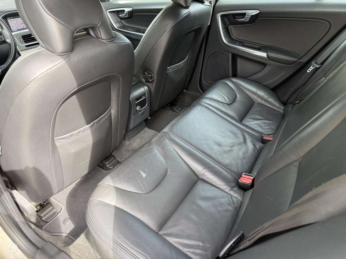 Volvo V60 2011 — photo 32
