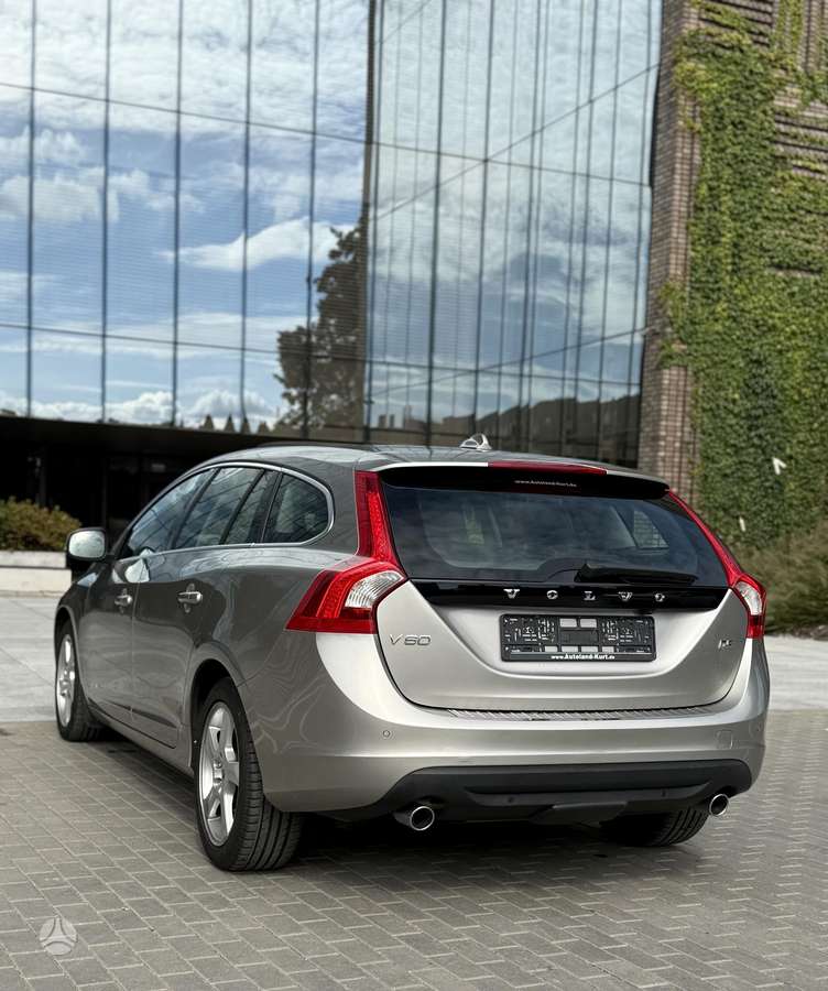 Volvo V60 2011 — engine 2400 cm³, 205 HP (151kW)