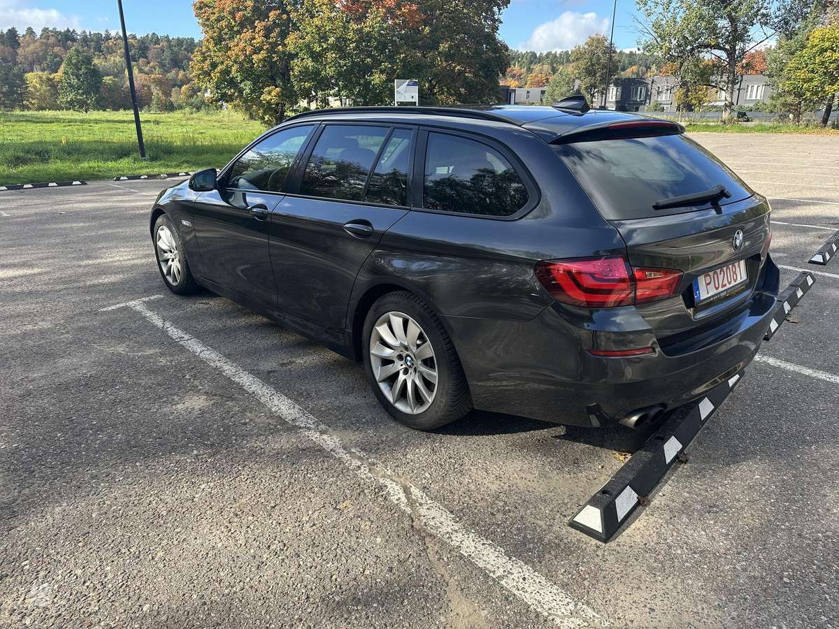 BMW 530 2011 — rear view