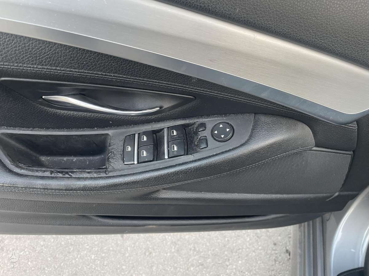 BMW 520 2012 — photo 17
