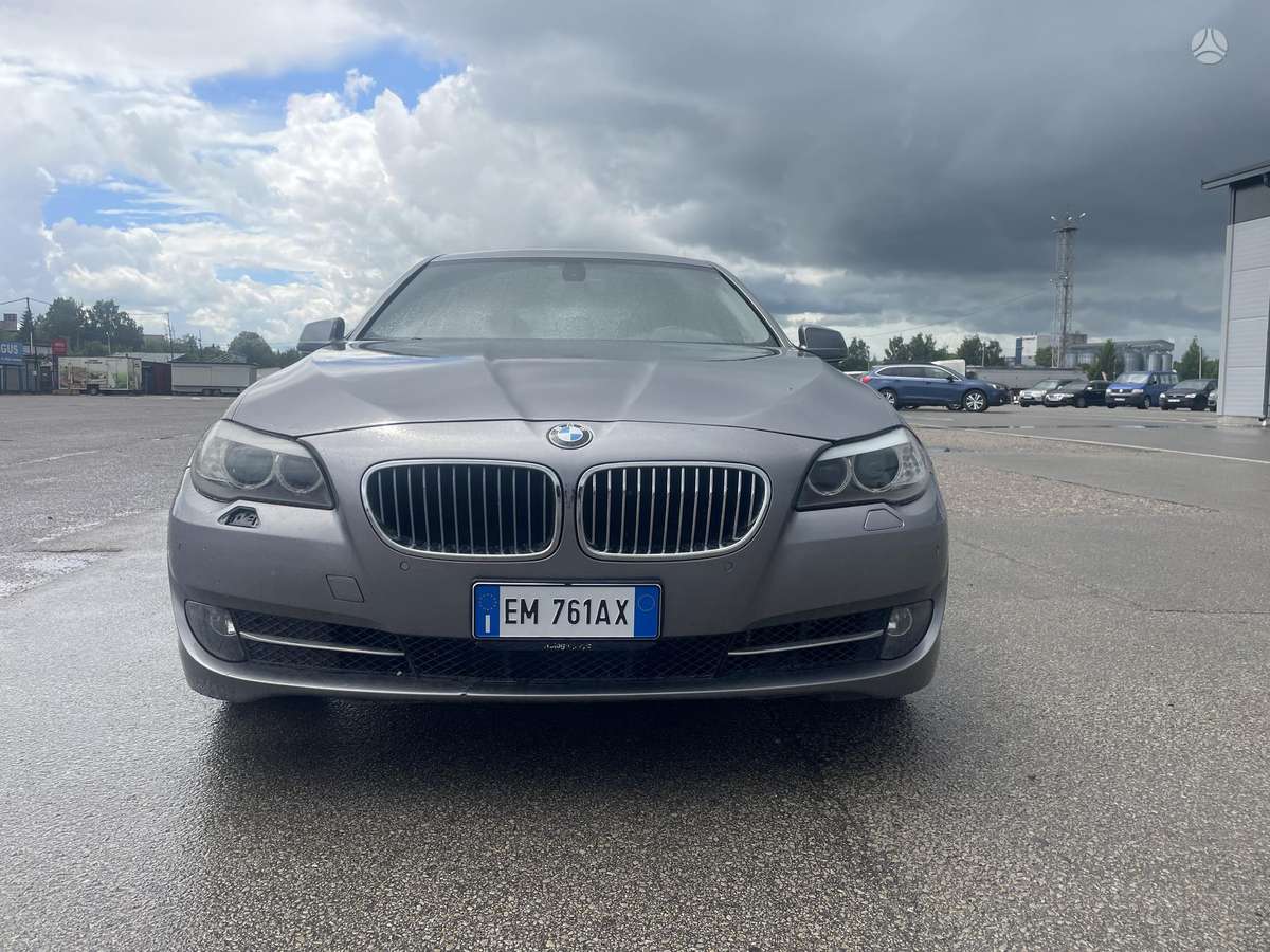 BMW 520 2012 — rear view