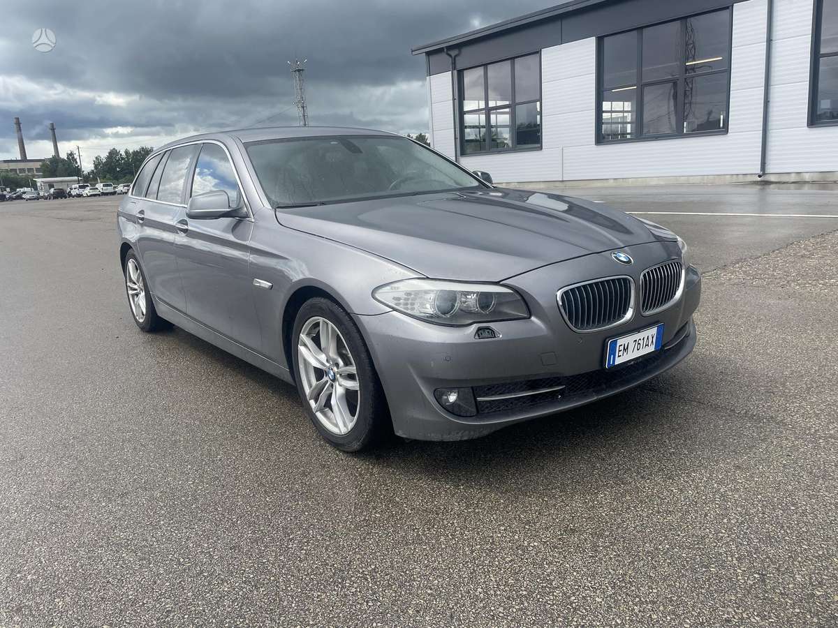 BMW 520 2012 — interior