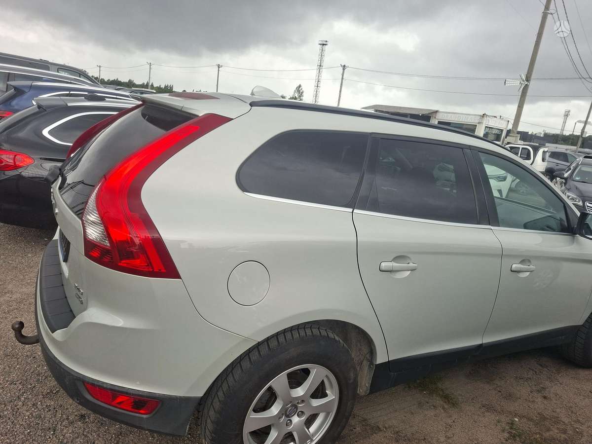 Volvo XC60 2009 — engine 2400 cm³, 175 HP (129kW)