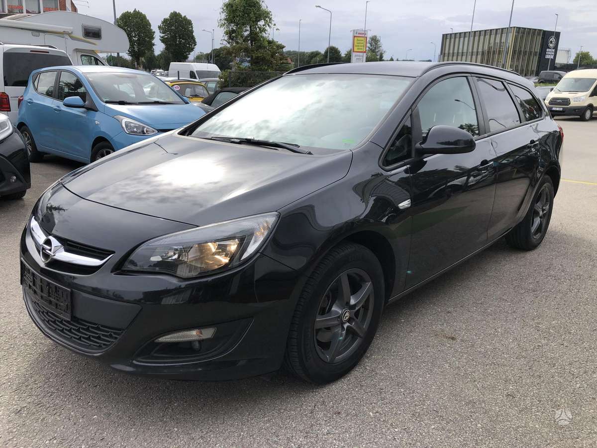 Opel Astra 2015 — вигляд ззаду