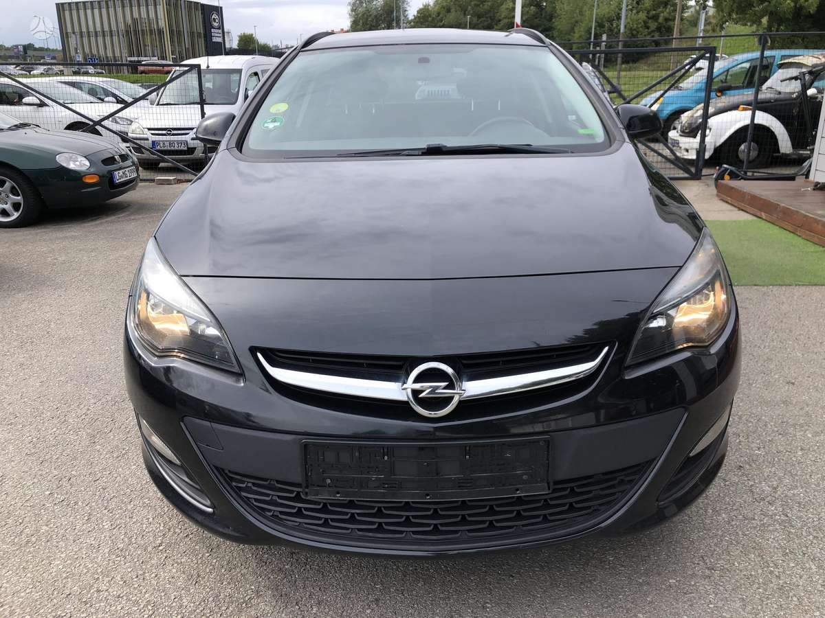 Opel Astra 2015 — салон