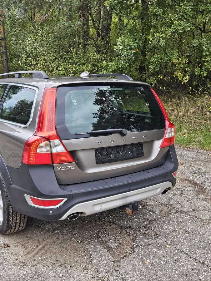 Volvo XC70 2011 — двигун 2400 cm³, 215 HP (158kW)