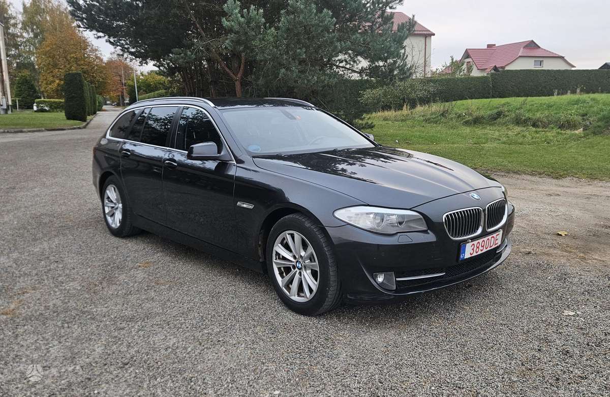 BMW 520 2012 — interior