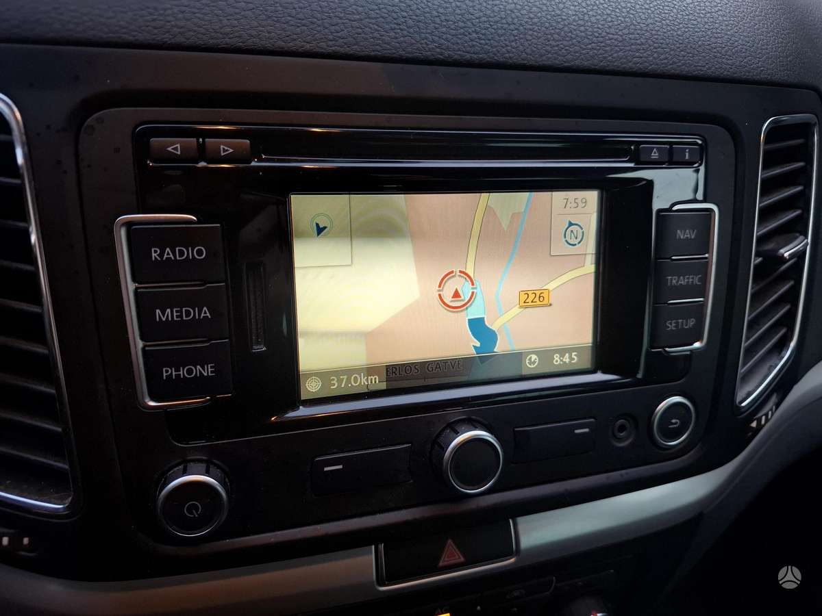 Volkswagen Sharan 2011 — салон