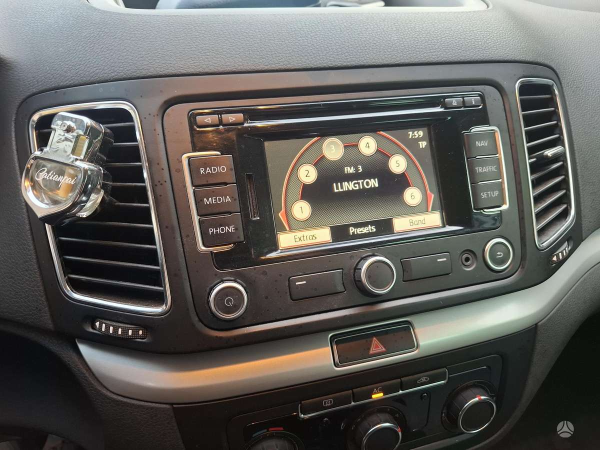 Volkswagen Sharan 2011 — двигун 1968 cm³, 140 HP (103kW)