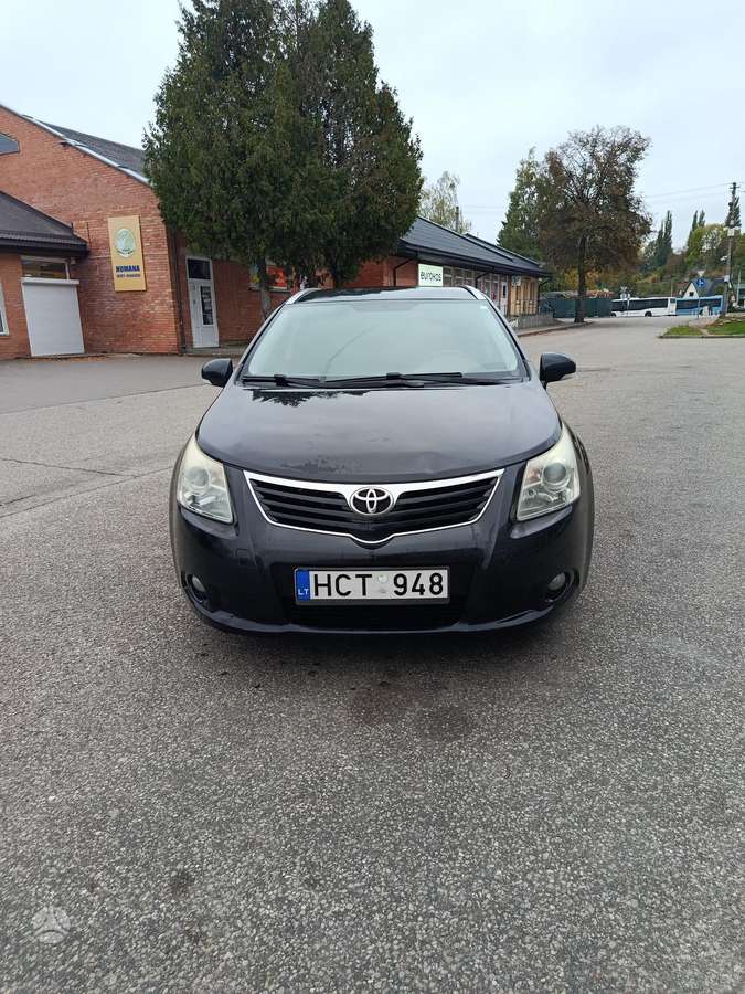 Toyota Avensis 2010 — rear view