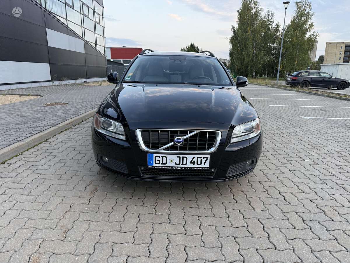 Volvo V70 2008 — rear view