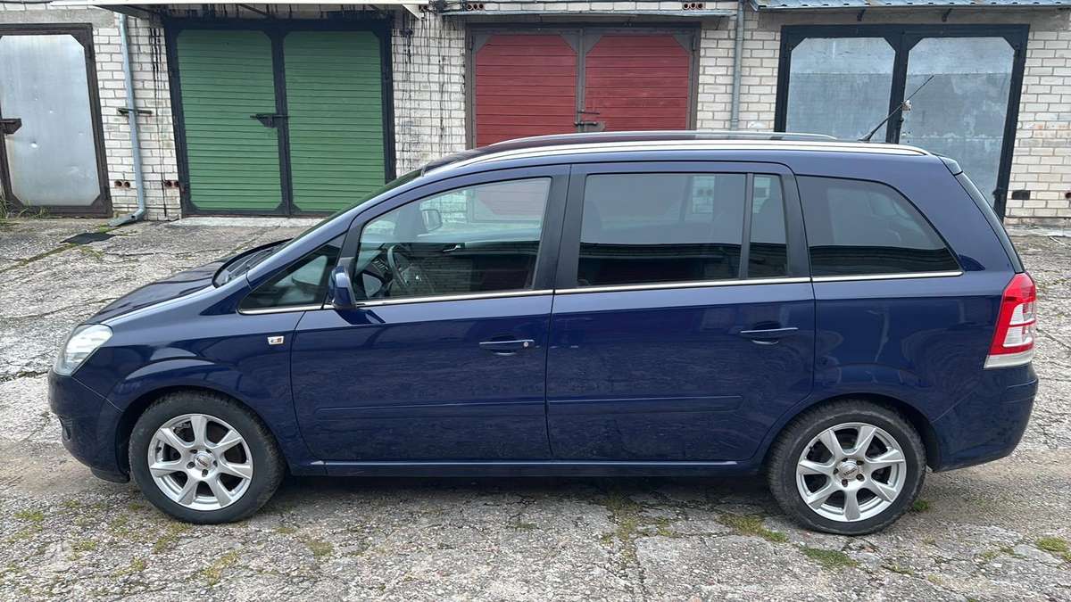Opel Zafira 2012 — rear view
