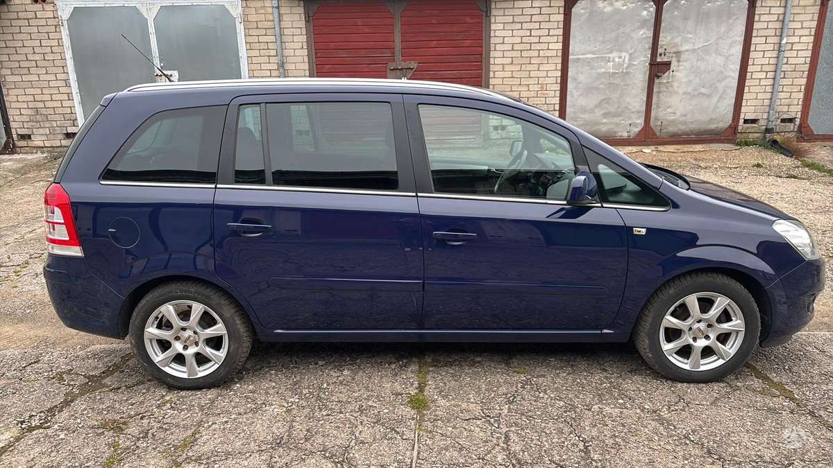 Opel Zafira 2012 — interior