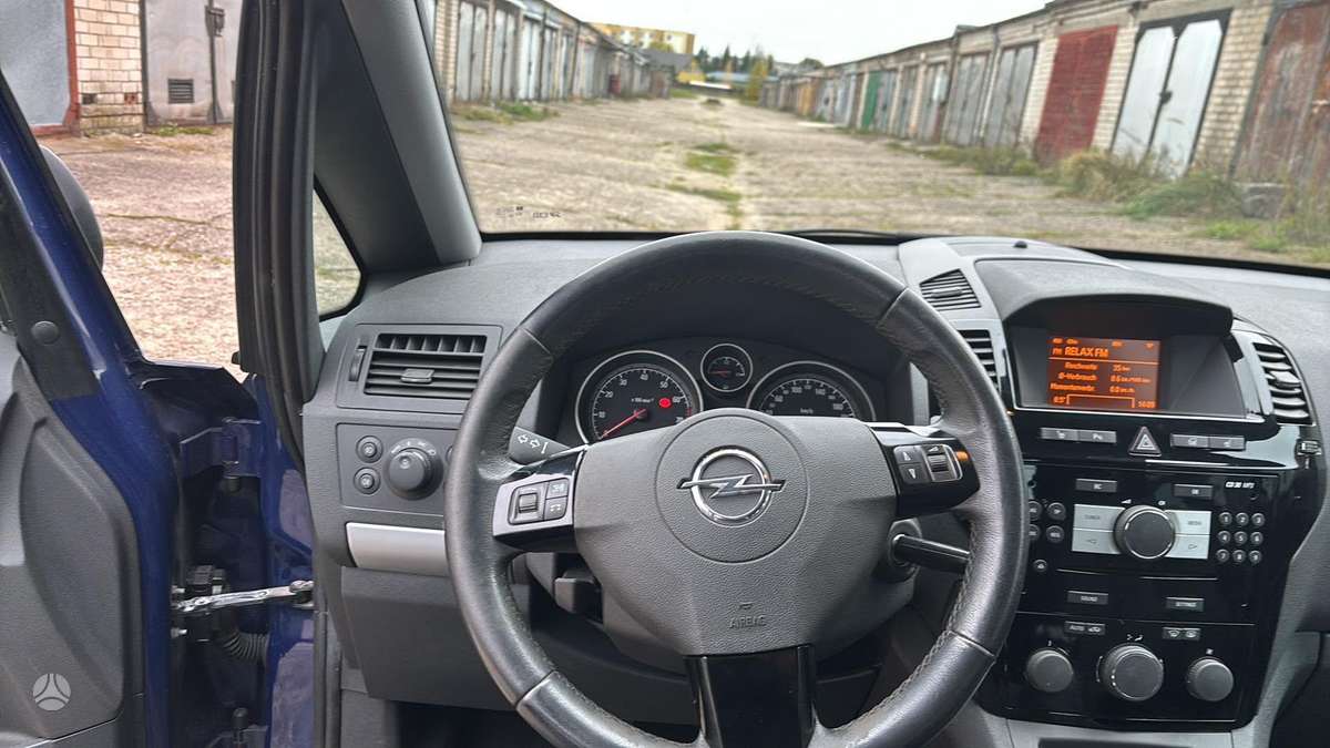 Opel Zafira 2012 — photo 9