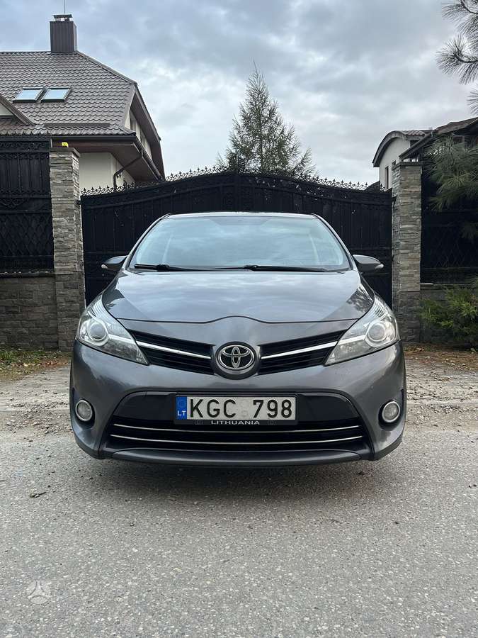Toyota Verso 2015 — вигляд ззаду