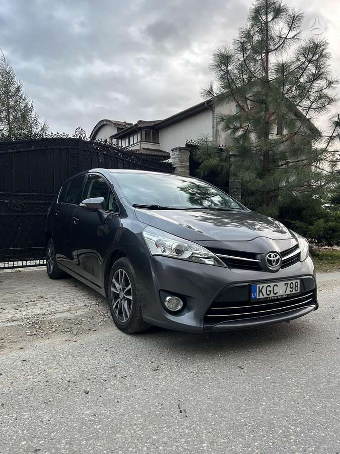Toyota Verso 2015 — салон