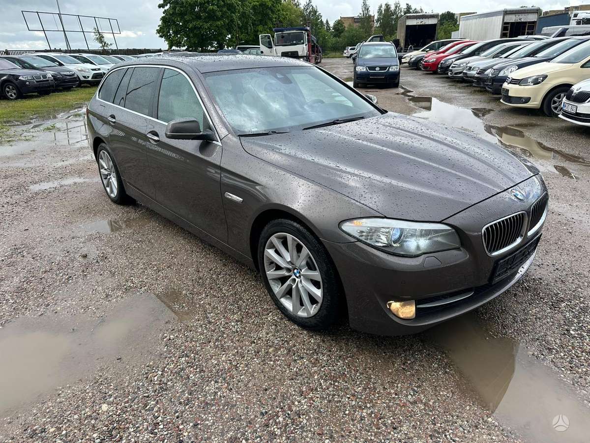BMW 530 2013 — interior