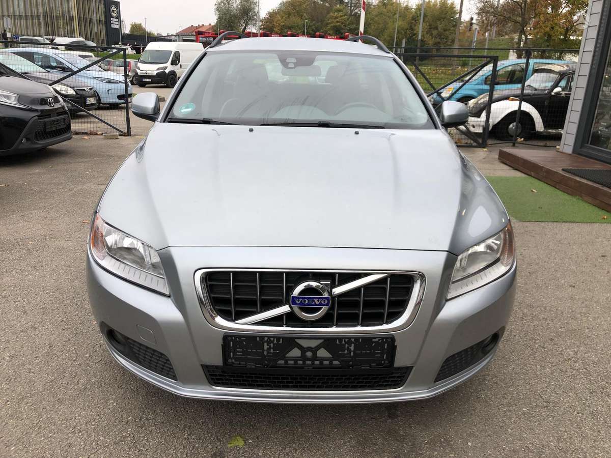 Volvo V70 2012 — вигляд ззаду