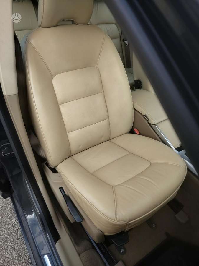 Volvo V70 2011 — photo 10