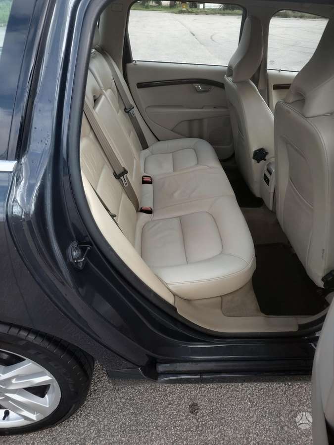 Volvo V70 2011 — photo 11
