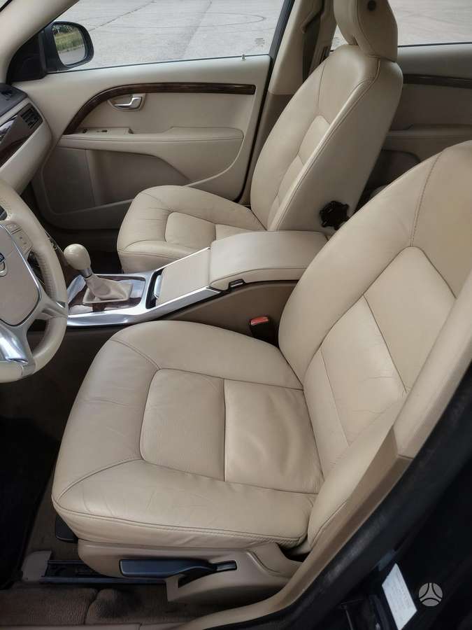 Volvo V70 2011 — photo 14