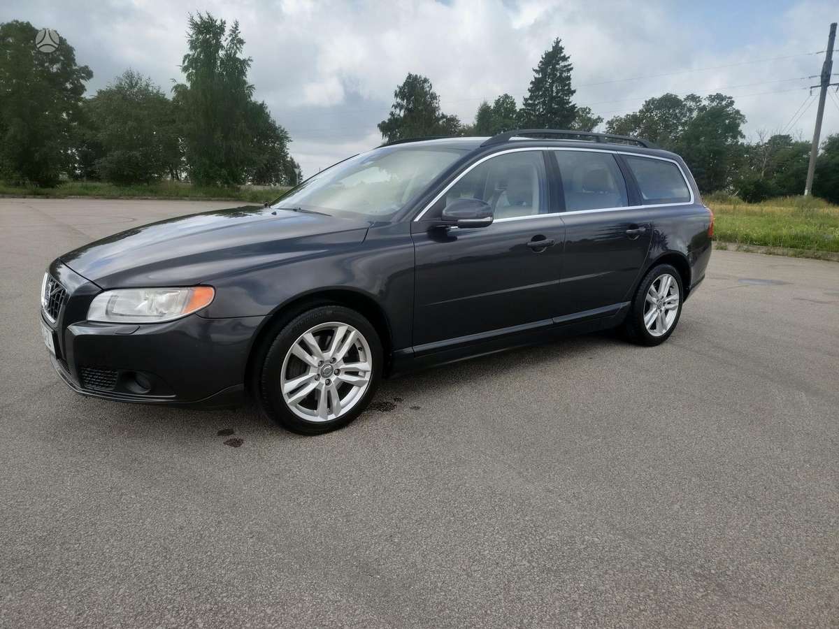 Volvo V70 2011 — rear view