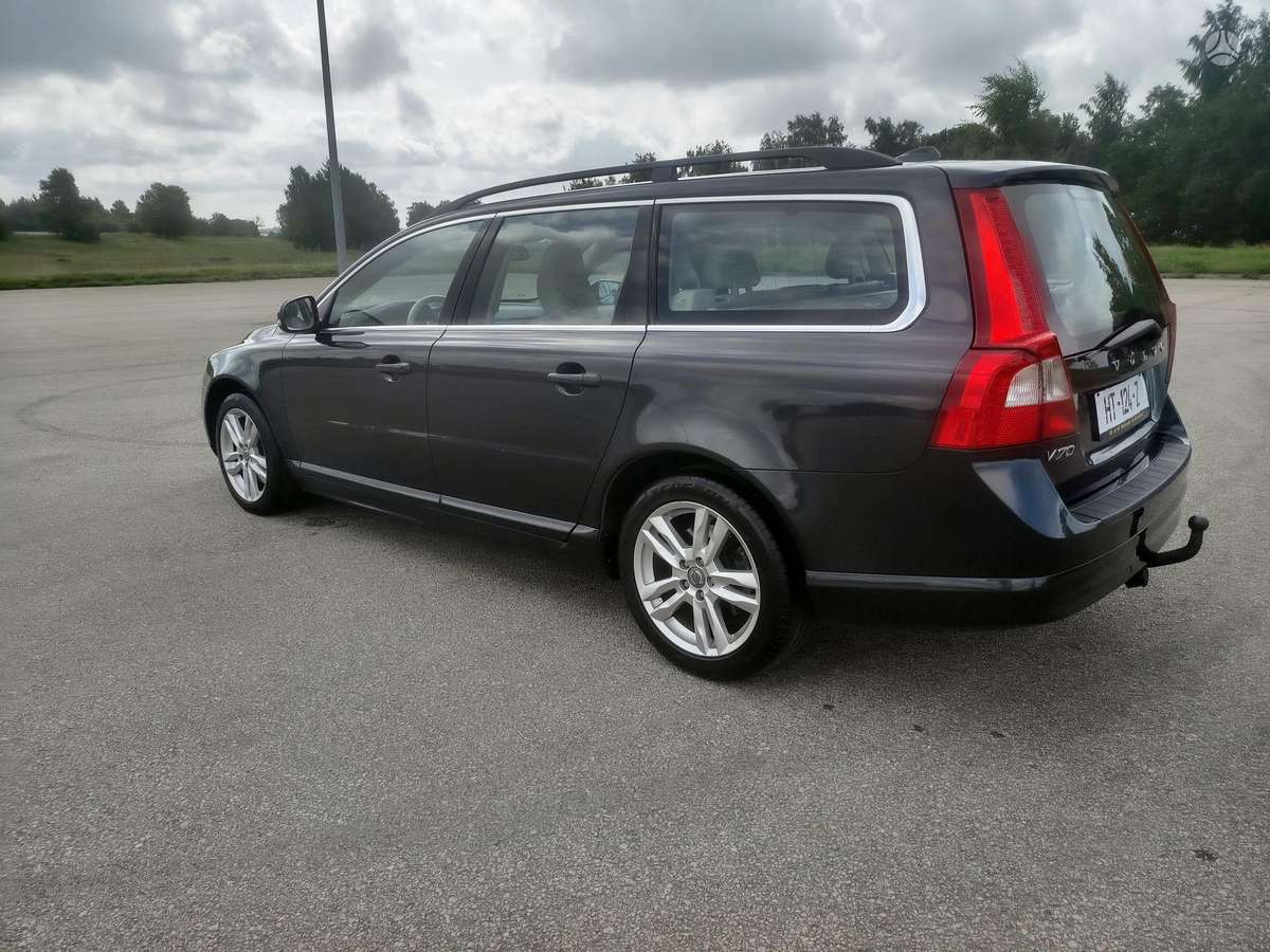 Volvo V70 2011 — interior