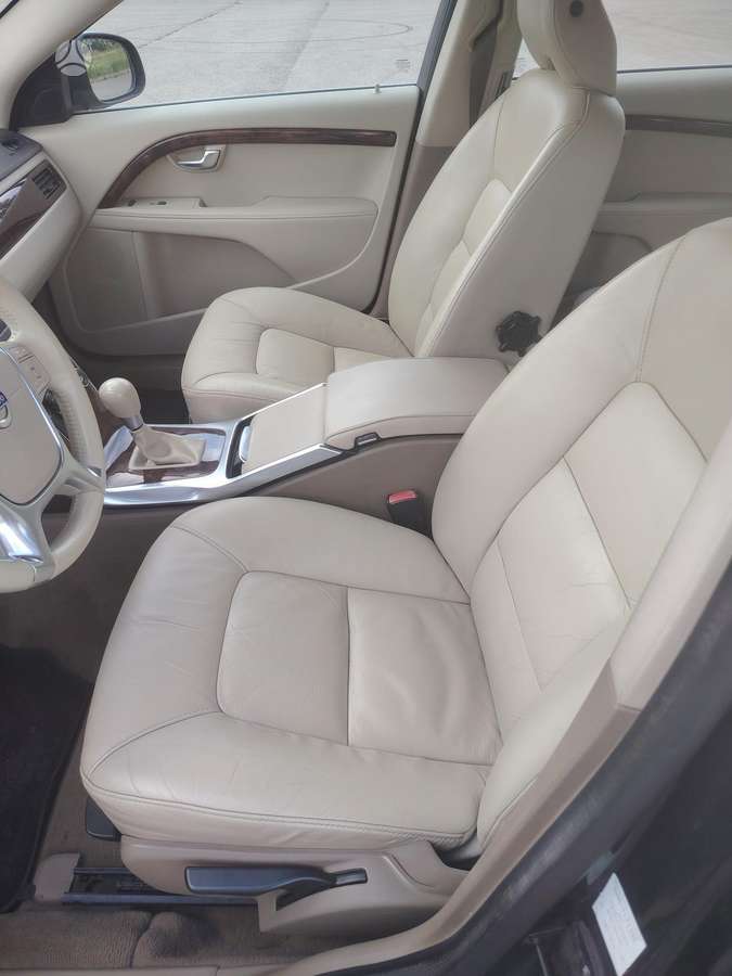 Volvo V70 2011 — photo 8