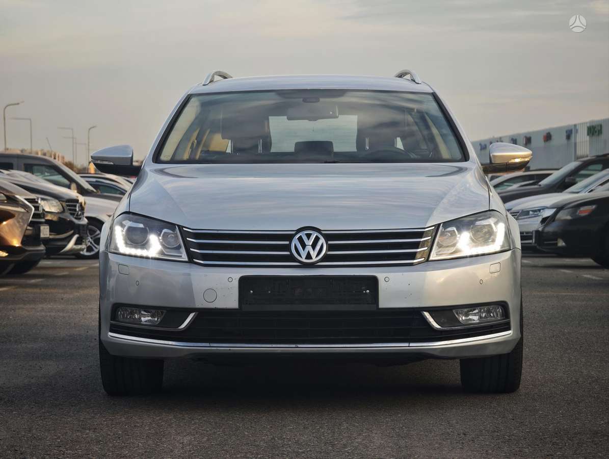 Volkswagen Passat 2012 — rear view