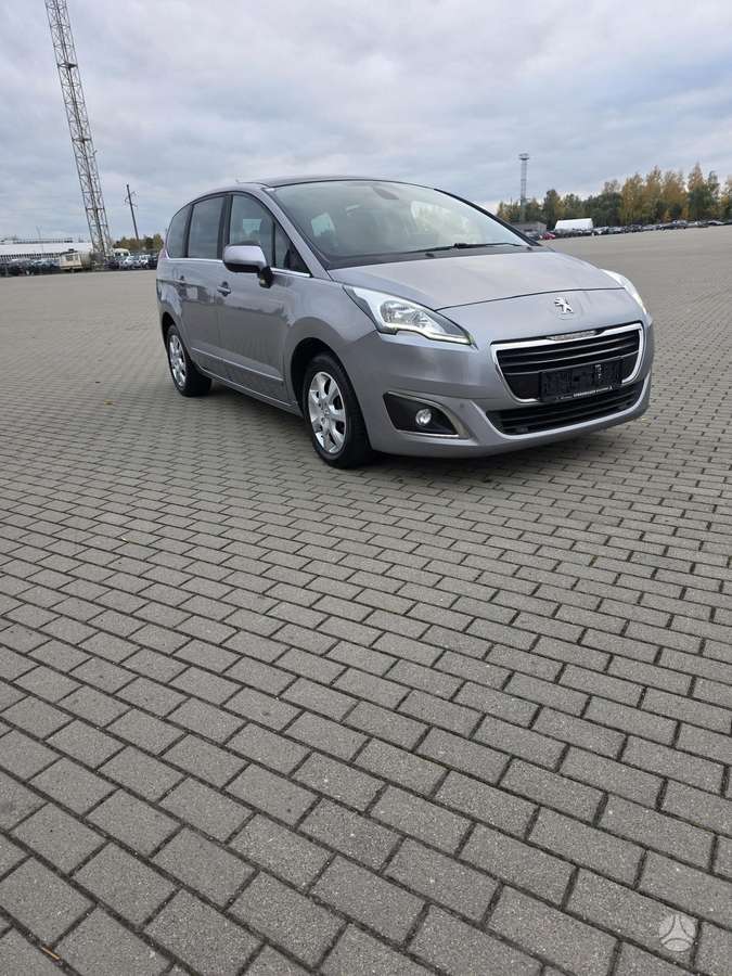 Peugeot 5008 2014 — interior