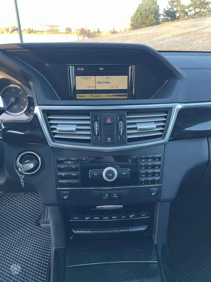 Mercedes-Benz E350 2010 — photo 10