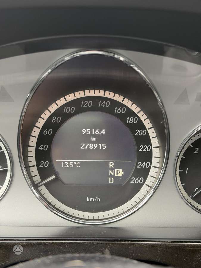 Mercedes-Benz E350 2010 — photo 11