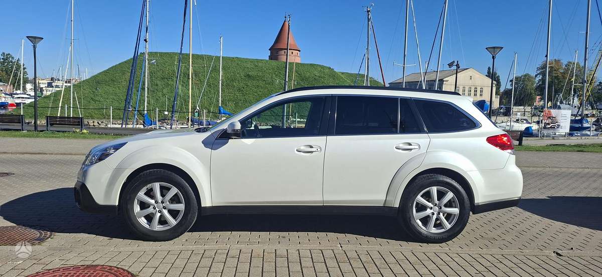 Subaru Outback 2013 — вигляд ззаду