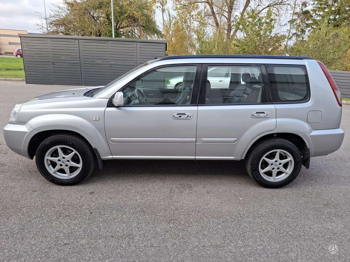 Nissan X-Trail 2005 — rear view