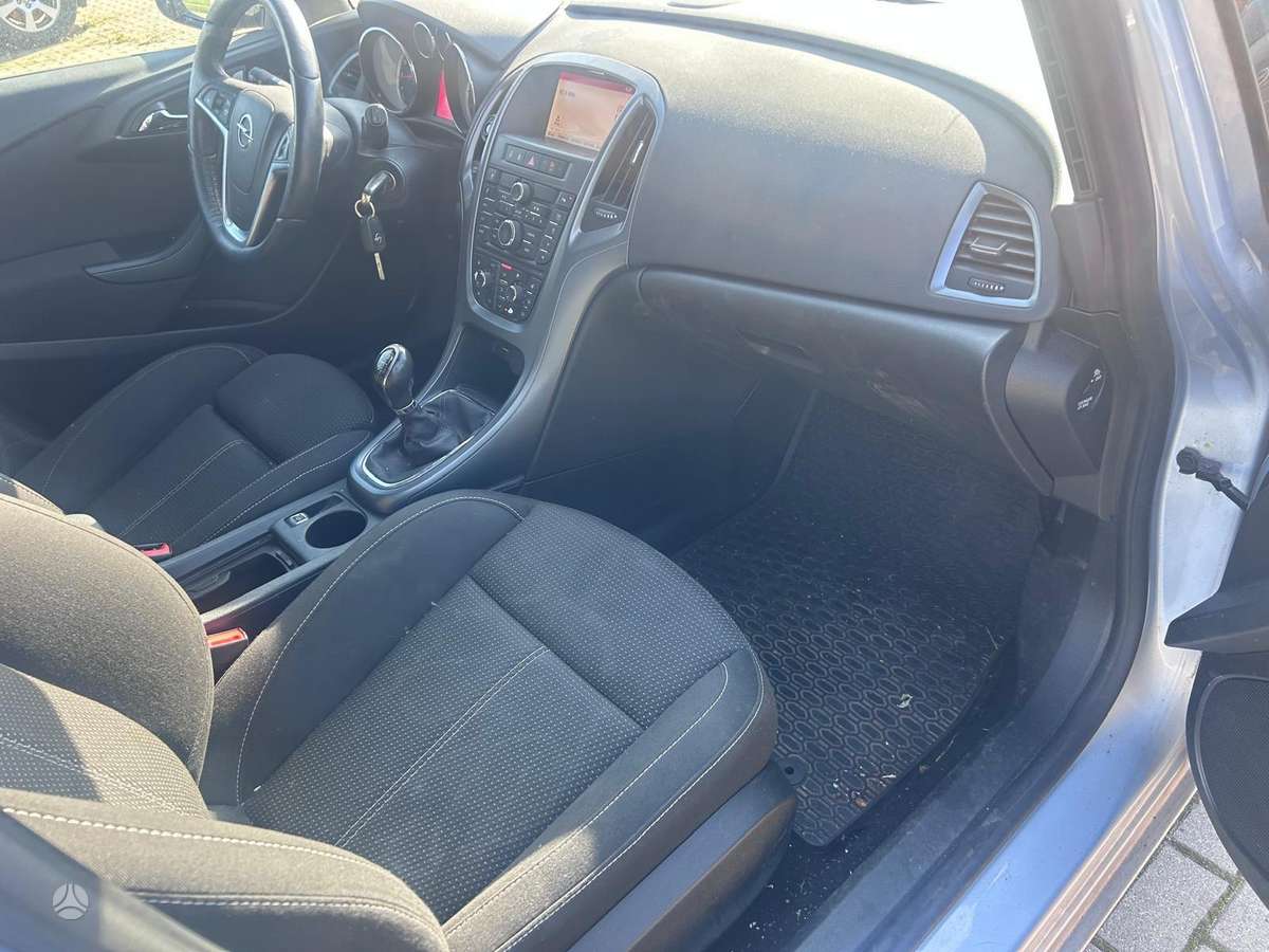 Opel Astra 2014 — photo 12