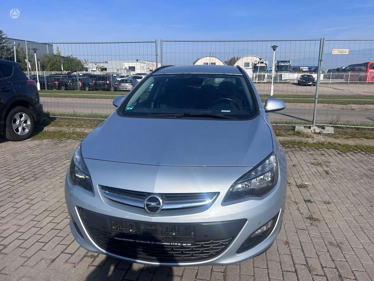 Opel Astra 2014 — rear view