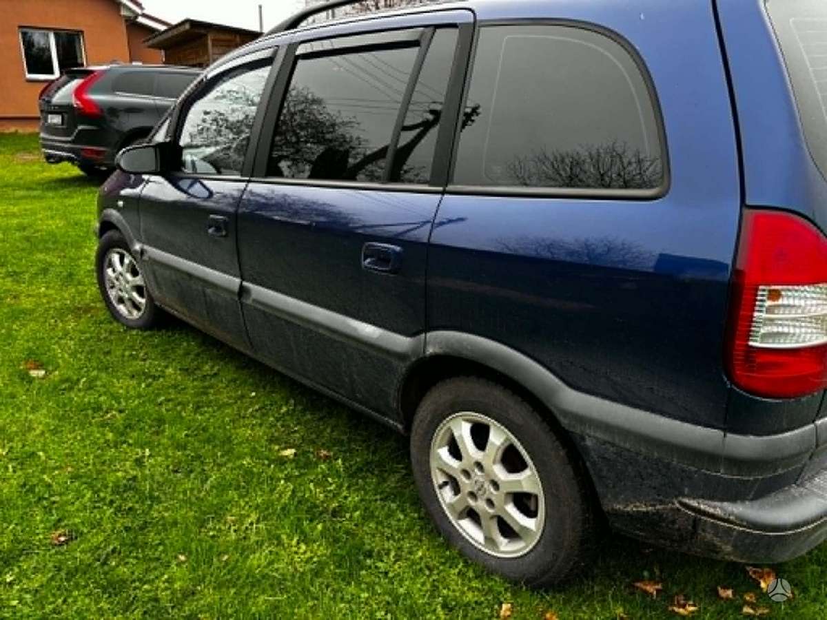 Opel Zafira 2004 — rear view